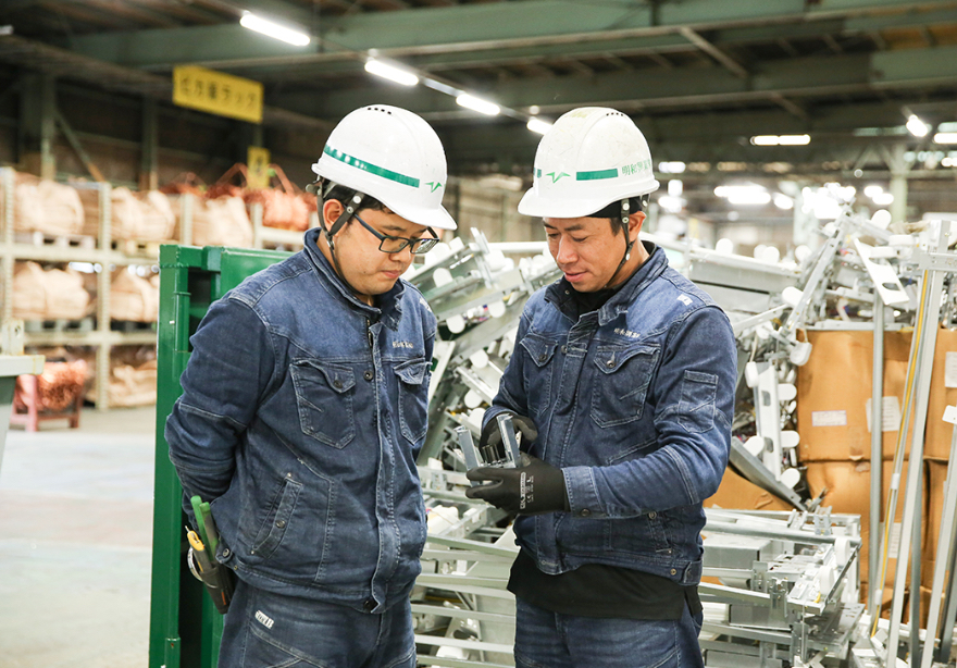 仕事について話す2名の従業員