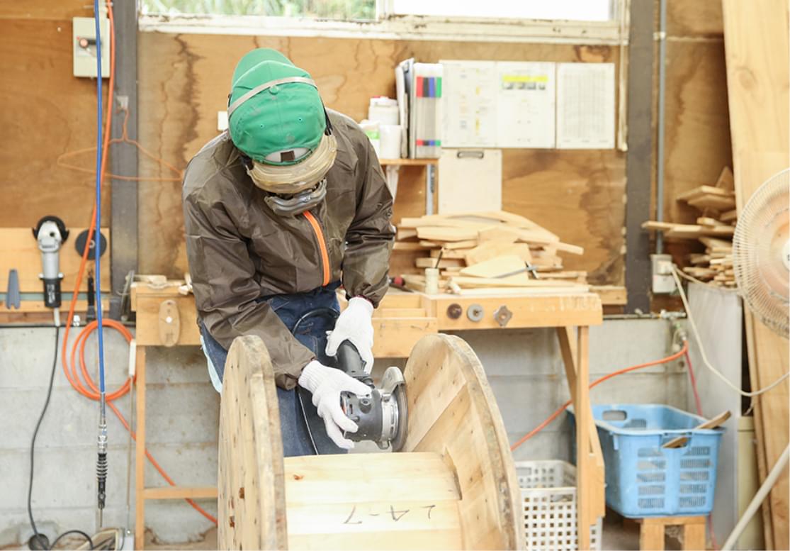 木製ドラムの研磨作業の様子