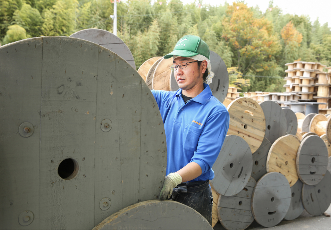 木製ドラムの塗装作業の様子