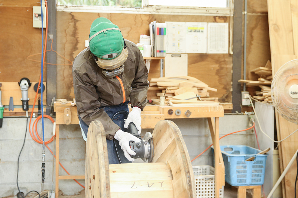 木製ドラムの加工作業と検査業務